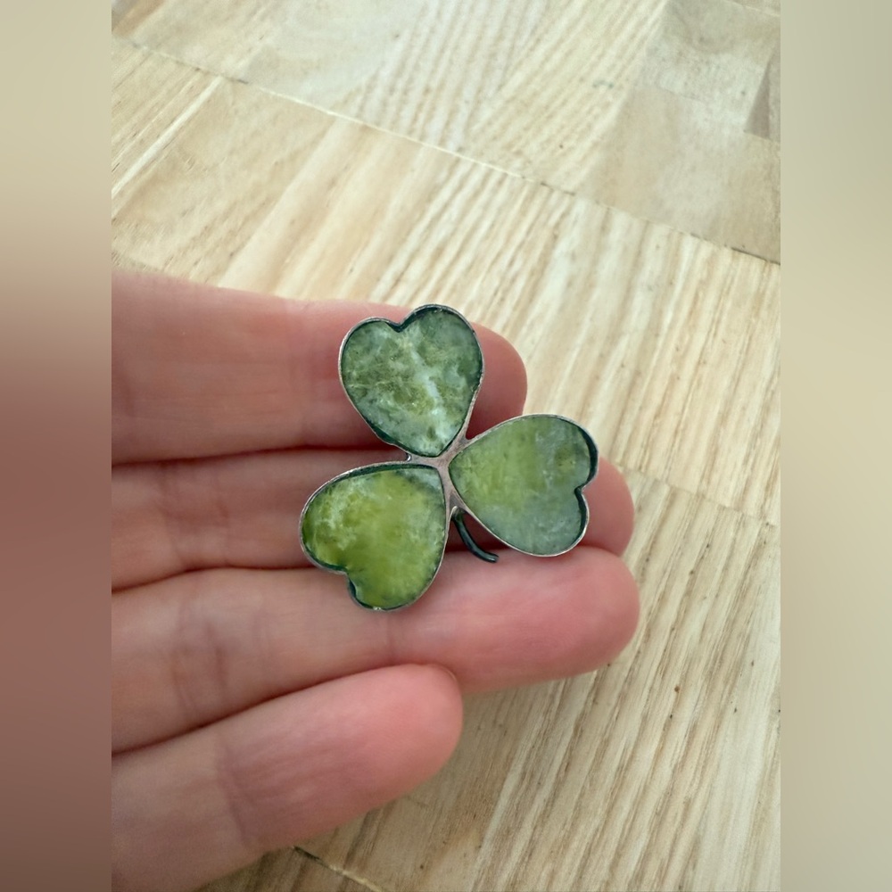 Vintage Art Deco Solid Silver & Irish Connemara Marble Clover Brooch pin